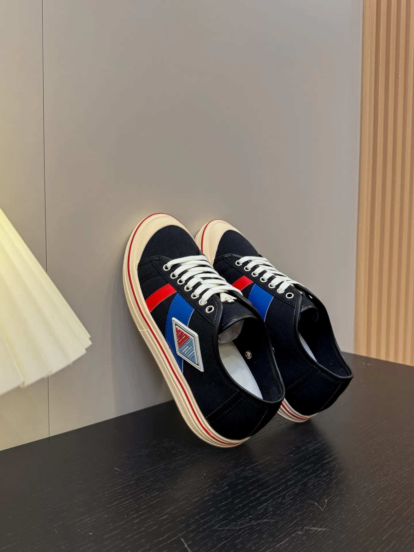 👟👟Ex-factory price 460👟👟 (Men's size +1️⃣0️⃣) BVOrbit's latest 2025 catwalk model, developed 1:1 from the original board, classic color matching elements! This is the biggest highlight of this shoe, eye-catching but not exaggerated design, super cool for daily use, super versatile whether paired with pants, sweaters or skirts, looks good no matter how you wear it, the more you look at it, the more you like it ❗️ Outsole: Original outsole color: 5 colors code number: female 35-40 male 39-44